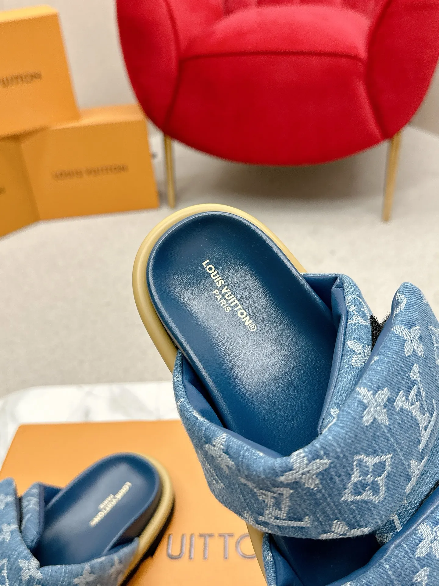 P340 yuan LV Louis Vuitton Full of high-end feel! A popular model among bloggers at home and abroad, it’s retro and fashionable, and looks stunning on your feet! Mainly recommended model on the official website★ ━━━━━ ЅᏇєєt ━━━━━ ▪️Upper: original calfskin ➕5D printing process ▪️Inner: imported mixed sheepskin ▪️Outsole: original molded foam outsole ▪️Size: Female 35-40 Men's 39-44 (women's 41 men's 45)